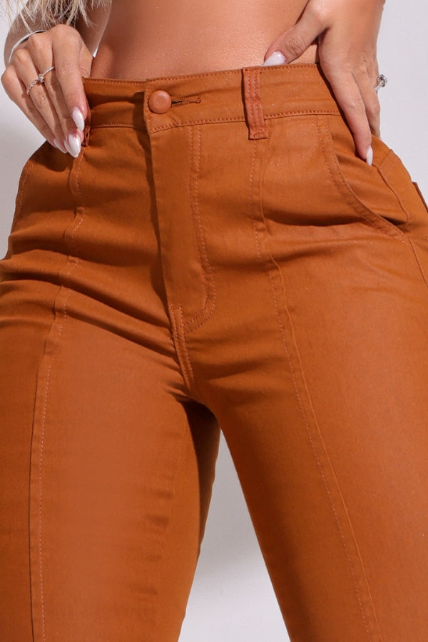 Calça Flare Encerada Bolso Faca Caramelo Pisa