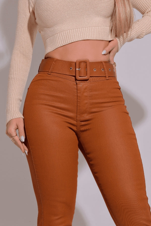 Calça Feminina Jeans Encerado Caramelo com Cinto Customizado