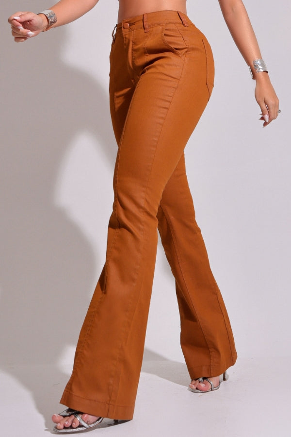 Calça Flare Encerada Bolso Faca Caramelo Pisa